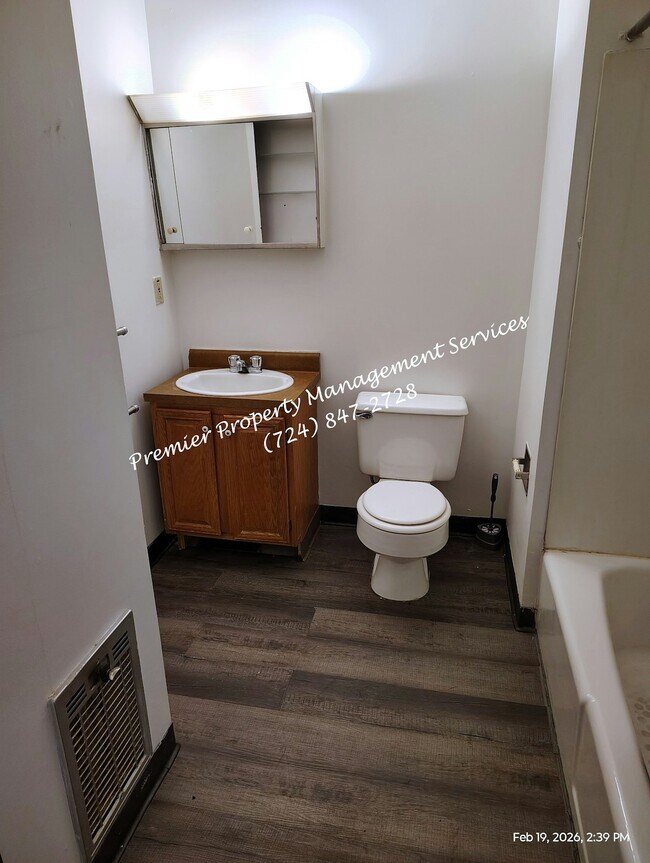 Building Photo - 518 W Cunningham St