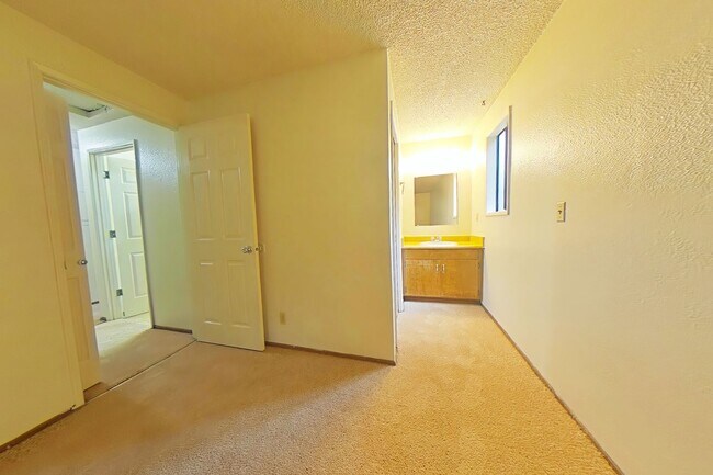 Building Photo - 3 Bedroom Duplex ~ Close to Timberhill ~ P...