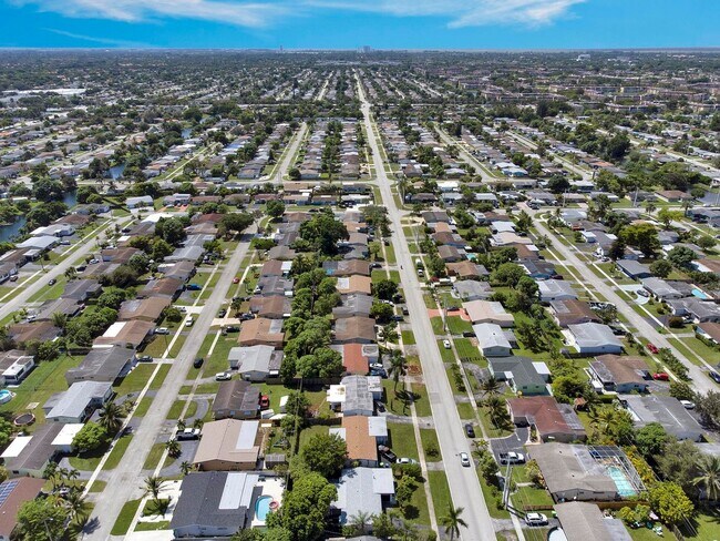 Building Photo - Sunrise Gem: Updated 2-Bed, 2-Bath with Garage Parking
