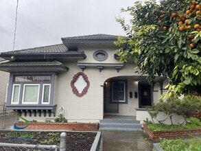 Building Photo - $2595 - 1Bed 1Bath Beautiful Duplex on a Tree Lined Street in the Rose Garden Area!