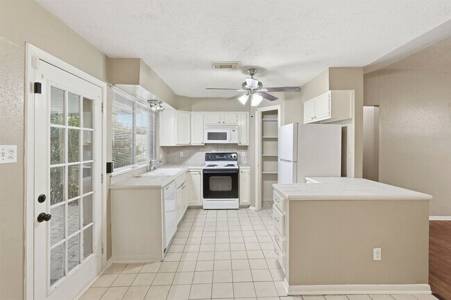 Building Photo - 21739 Park Bend Dr