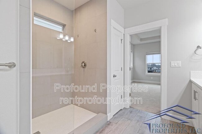 Building Photo - 6843 SE Red Alder St