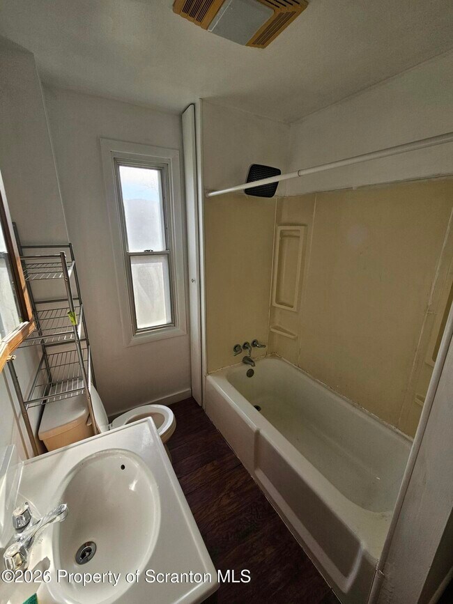 Building Photo - 1044 John Ave