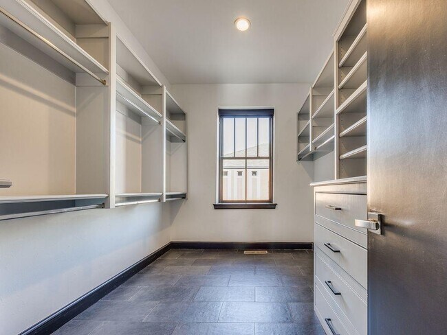 Building Photo - 109 NE 3rd St