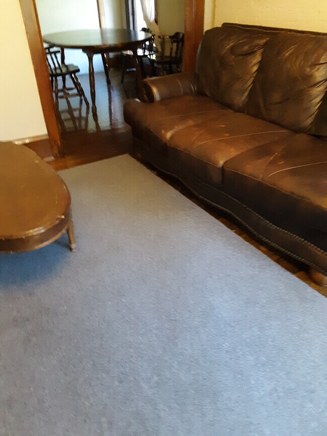 Large Living Room - 523 E State St