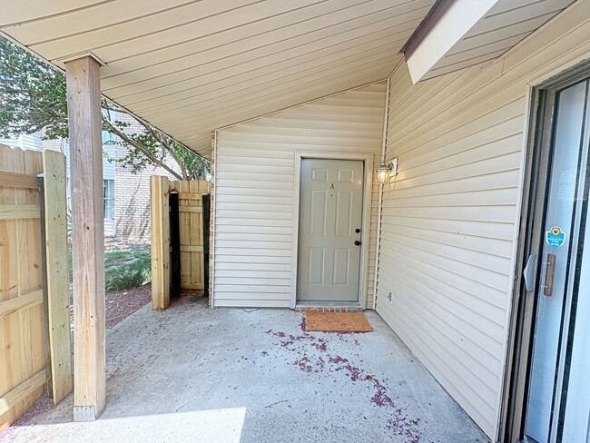 Building Photo - 2 Bedroom Condo for rent off Essen Lane