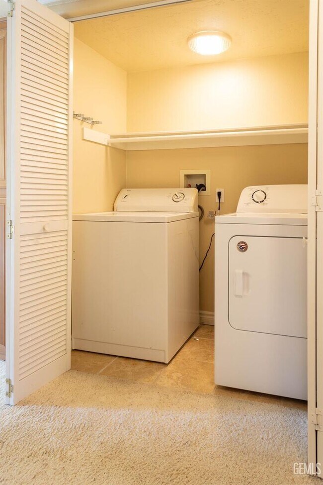 Building Photo - Condo, Clean and Private!