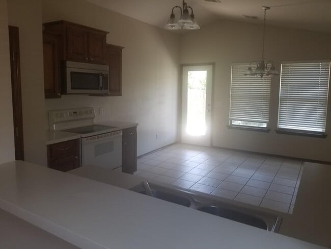 Building Photo - Beautiful 3 bedroom home near SW 104th and...