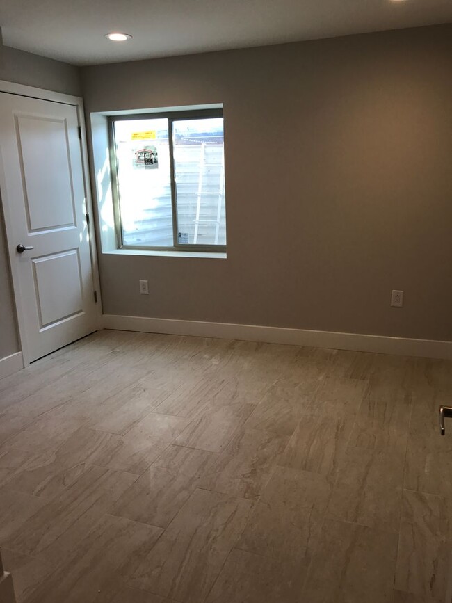 Building Photo - Bi-level 2fl 3fl 4B3B unit | Walking dista...