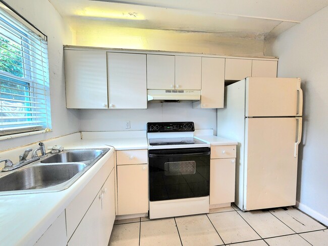 Building Photo - 215 SW 1st Ct