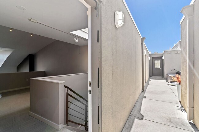 Building Photo - Tri-Level Inner Mission Live/Work Condo - ...