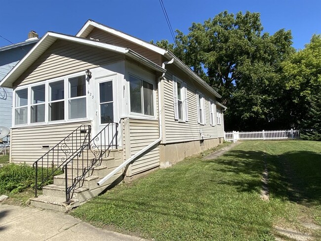 Primary Photo - 623 Oak St