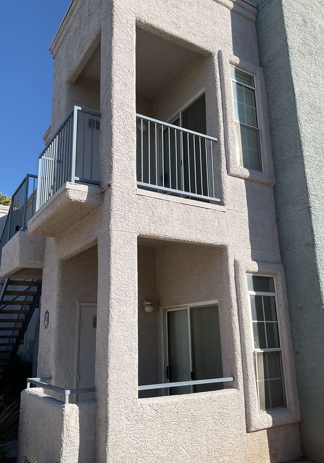 Building Photo - GREEN VALLEY CONDO IN  RENOVATED CONDITION