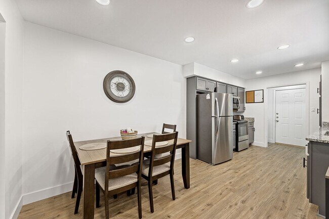 Building Photo - READY FOR MOVE IN NOW!