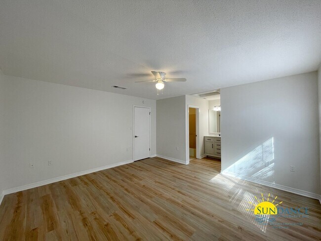 Building Photo - Newly Renovated 2BR Townhouse in Fort Walt...