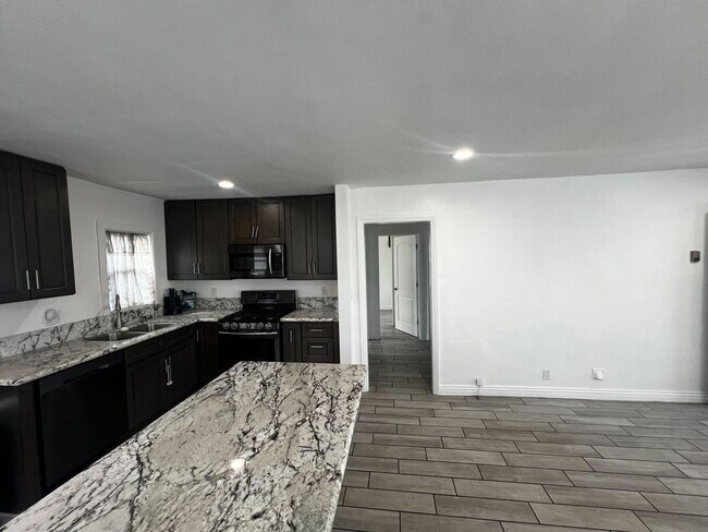 Building Photo - ANDERSON 14101 1/2