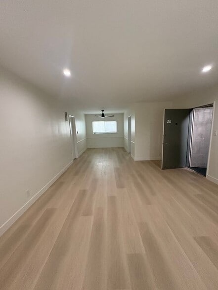 Building Photo - 7254 Hollywood Blvd