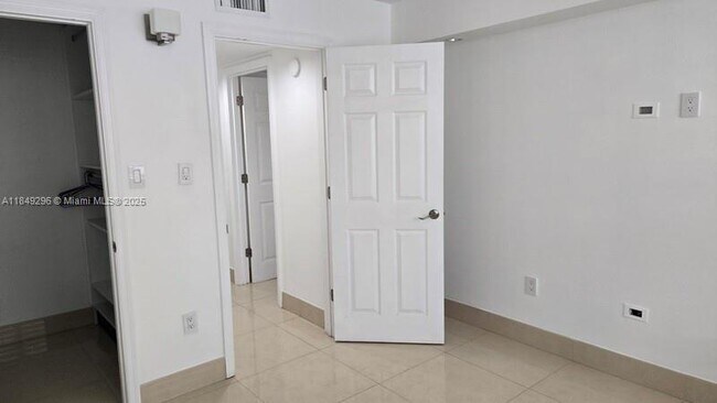 Building Photo - 18051 Biscayne Blvd