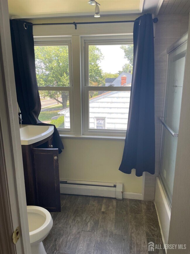 Building Photo - 355 Metlars Ln