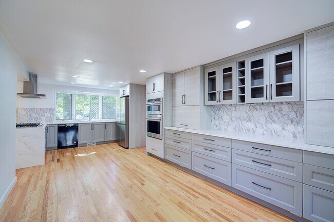 Building Photo - 4Bd/2.5Ba Mercer Island House