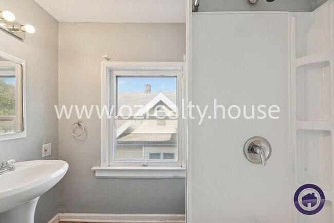 Building Photo - 3936 Woodhaven Dr