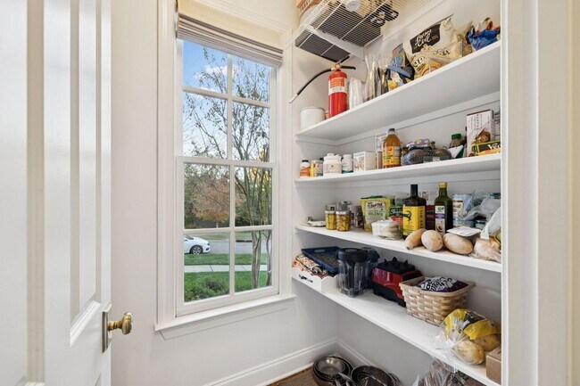 Building Photo - Luxury Executive Rental in Highlands of La...