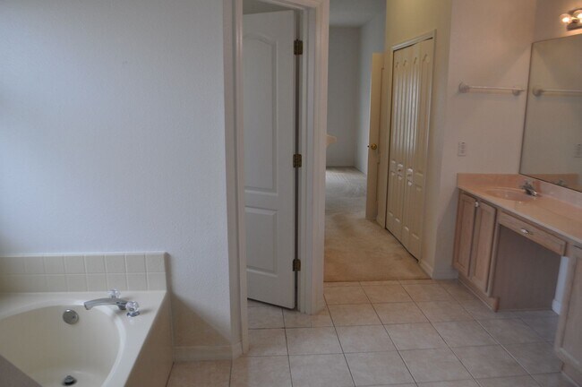 Building Photo - Lovely home in Pine Lakes