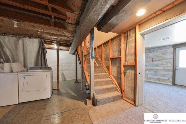 Building Photo - 3 bedroom in Omaha NE 68114