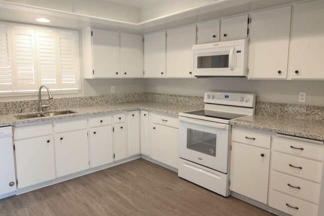 Building Photo - Remodeled Redding Condo!