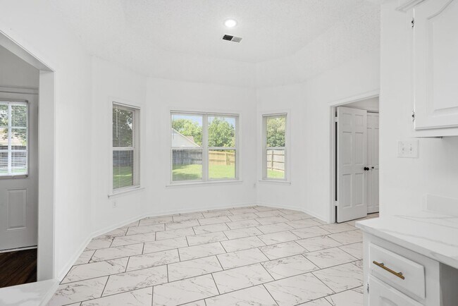 Building Photo - 3 Bedroom, 2 bath with a bonus room near B...