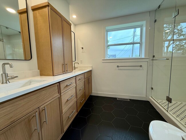 Building Photo - Stunning 3BR/3BA Orono Home Available 8/15. Walk to Lake Minnetonka!