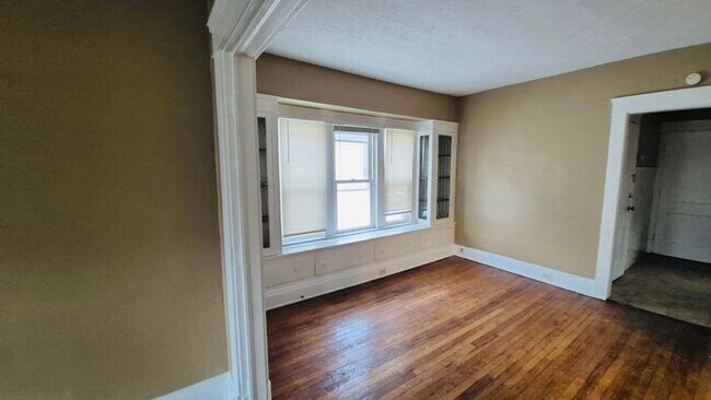 Building Photo - Charming 2 beds 1 baths in Newburg Heights!