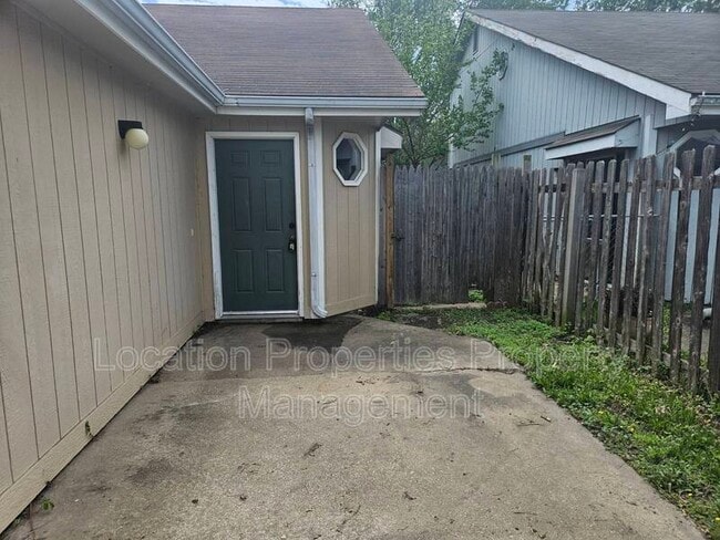 Building Photo - 3923 Overland Dr