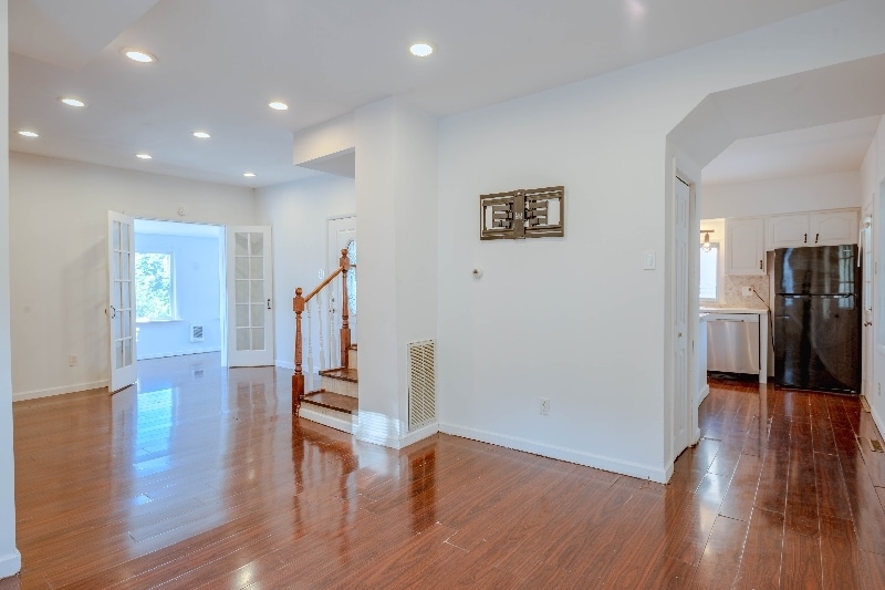 Building Photo - 301 McLean St