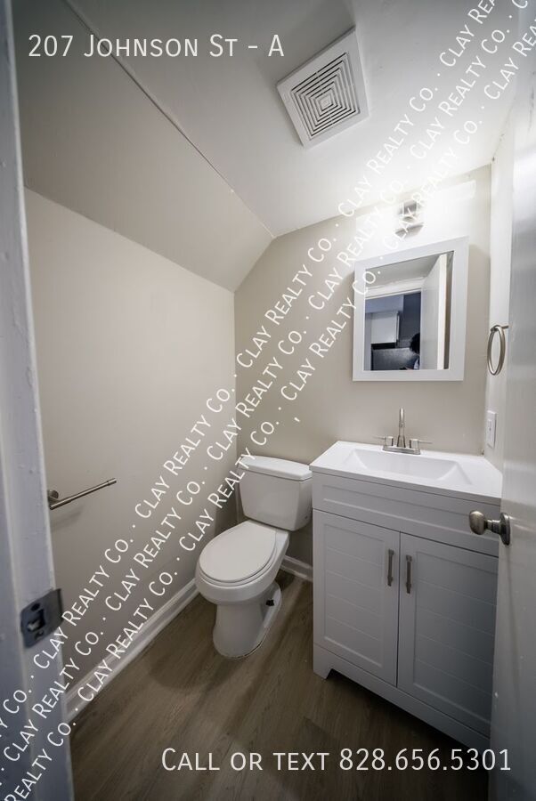 Building Photo - 207 Johnson St