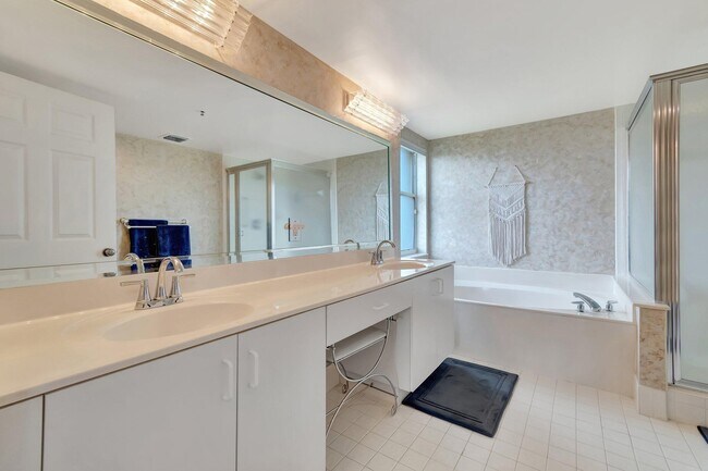 Building Photo - 5810 Crystal Shores Dr