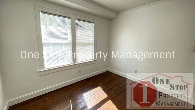 Building Photo - Charming 3 Bed, 1.5 Bath Home with Charact...