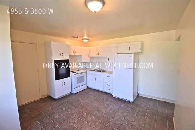 Building Photo - Beautiful 2 Bed Taylorsville Unit! No Depo...