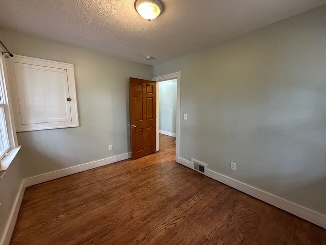 Building Photo - Move in Special - $500 off November rent -...