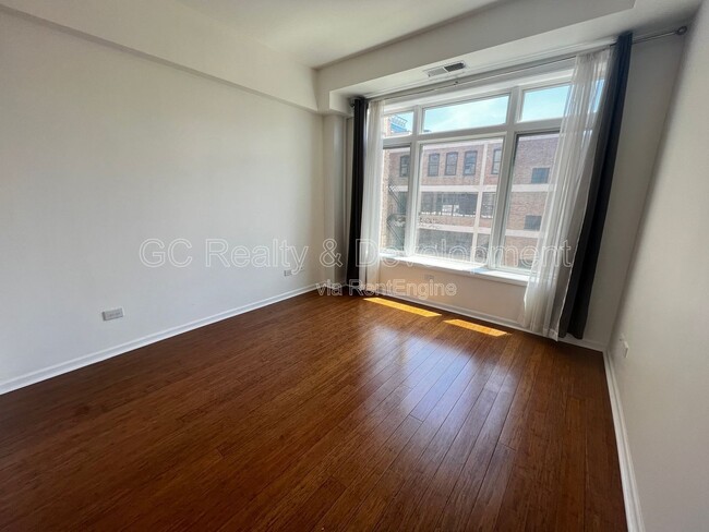 Building Photo - 657 W Fulton St
