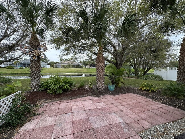Building Photo - You'll love this charming 3/2/2 home in th...