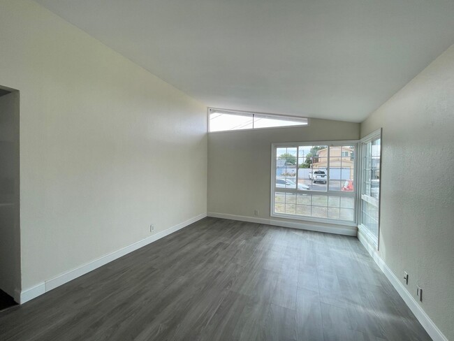 Building Photo - Petaluma: Single Level Home With Updated F...