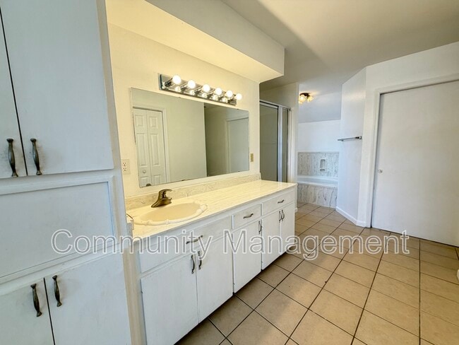 Building Photo - 533 Hadley Dr