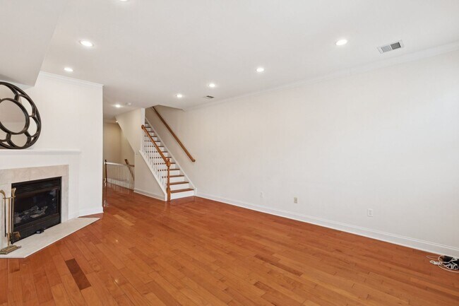 Building Photo - Beautiful 3 bedroom house with Private bac...