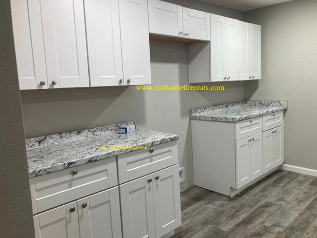 Building Photo - Single-Family Home: 3 bed, 2 bath