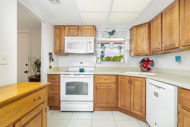 Building Photo - 18081 SE Country Club Dr