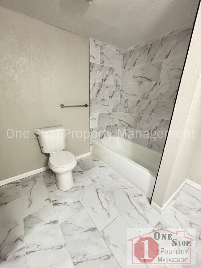 Building Photo - Beautiful 3 Bedroom 2 Bathroom in Kansas C...