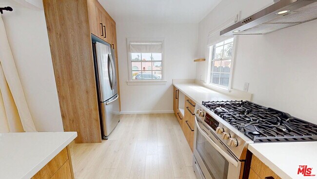 Building Photo - 2032 W 80th St