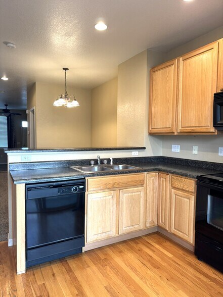 Building Photo - 9558 Pearl Cir