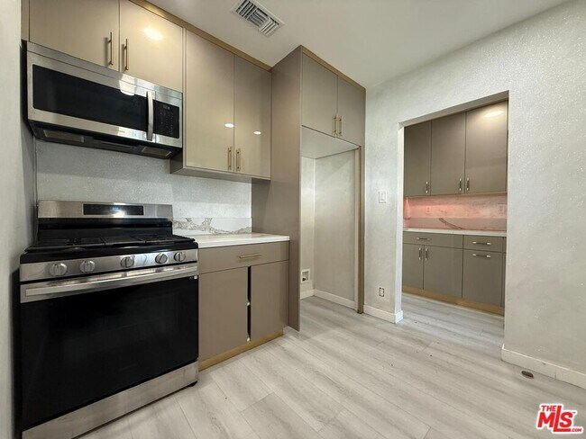 Building Photo - 674 Estelle Ave